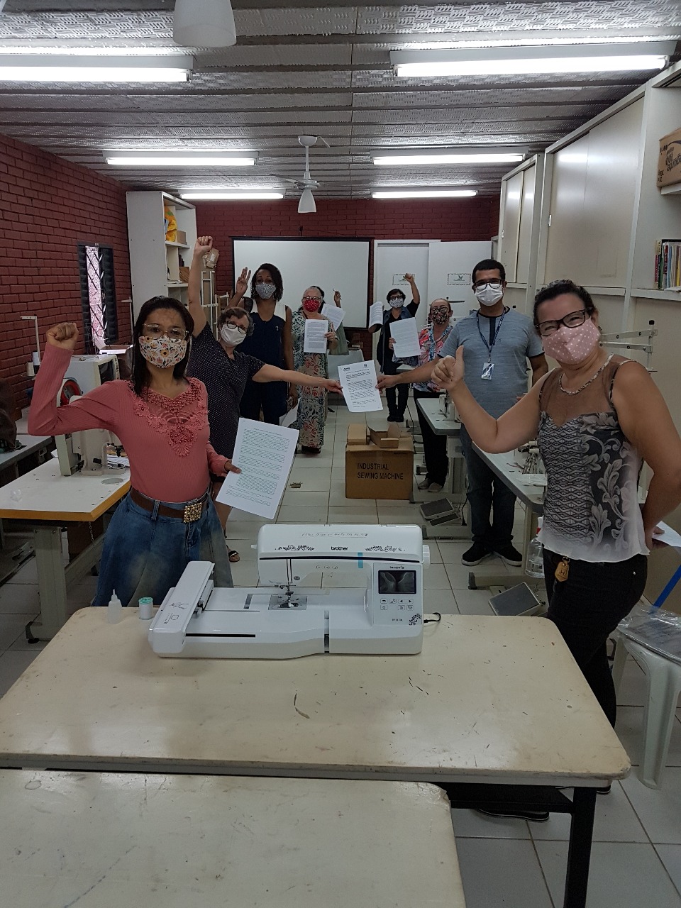 Empreendedoras da Economia Solidária recebem máquinas de costura